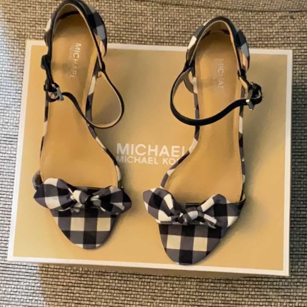 Michael Kors 6.5m, admiral/opwht in color.